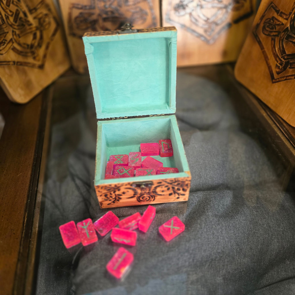 RUNE SET WITH CUSTOM CASE