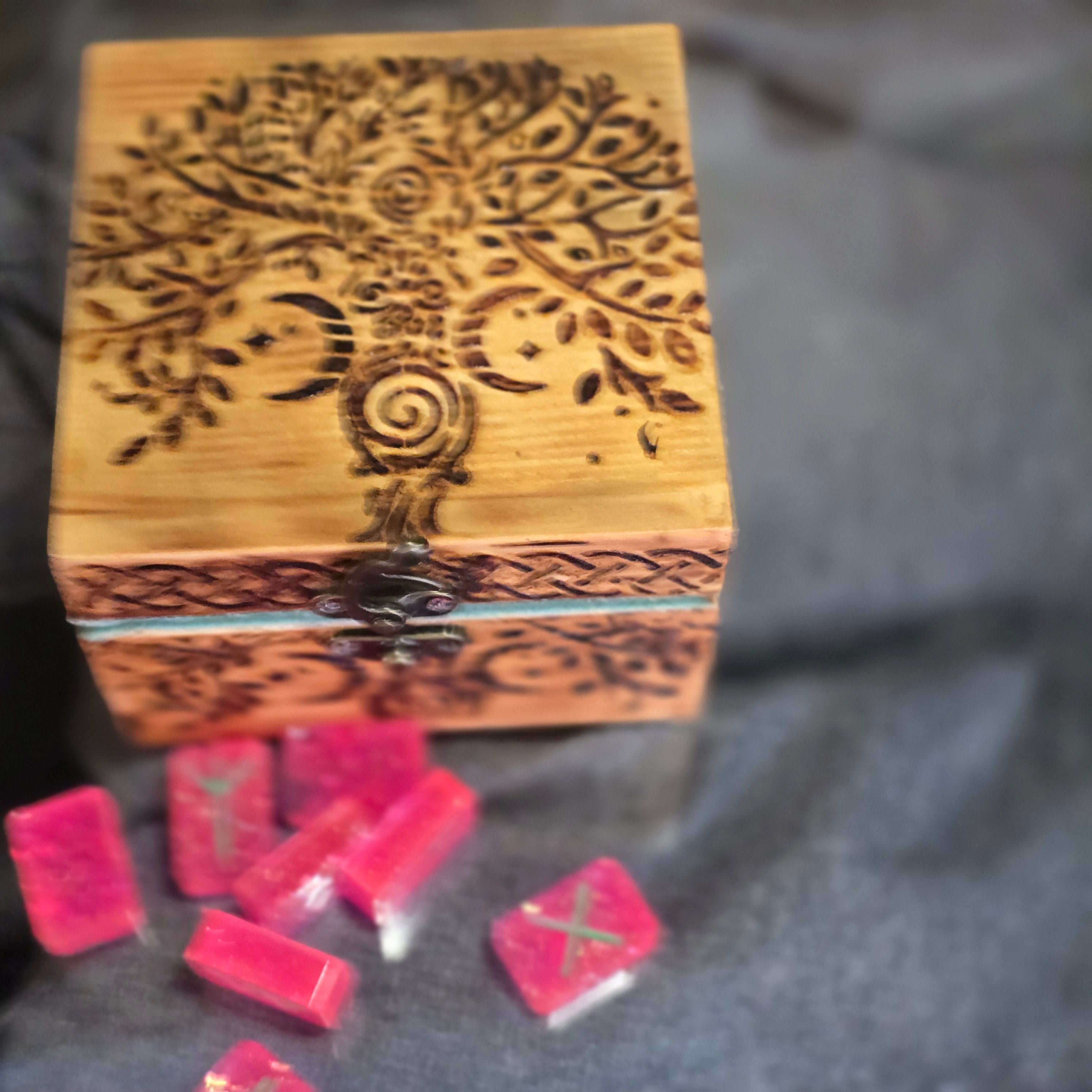 RUNE SET WITH CUSTOM CASE