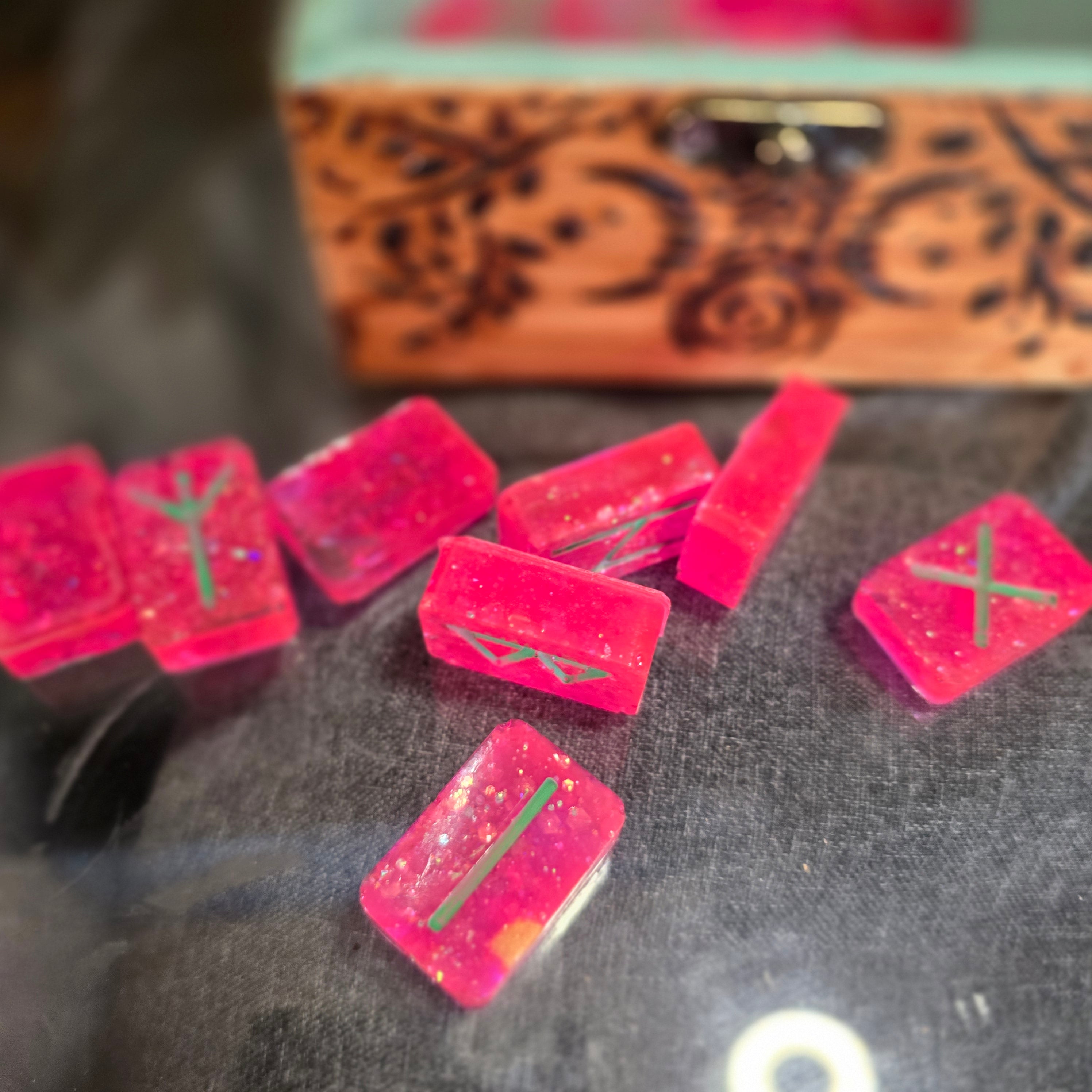 RUNE SET WITH CUSTOM CASE